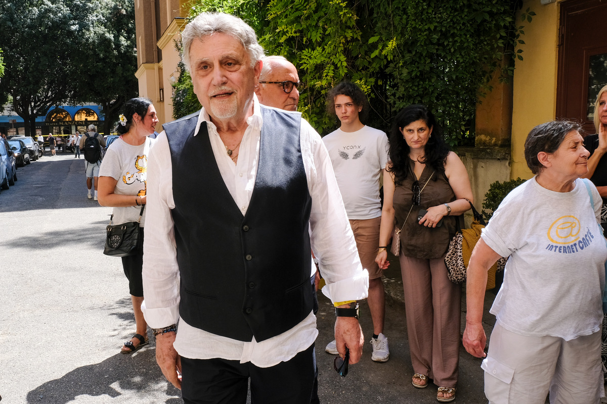 Da Mara Venier a Fiorello, l’ultimo saluto a Pippo Baudo. L’ad Rai Rossi: “Stiamo valutando di dedicargli il Teatro delle Vittorie”