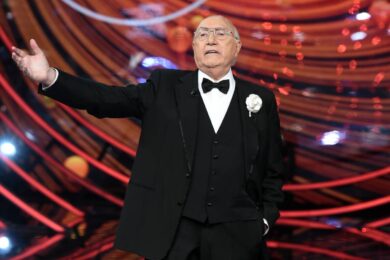 Morte di Pippo Baudo, il retroscena sull’addio alla Rai: “Pianse sul divano. Finale in solitudine”