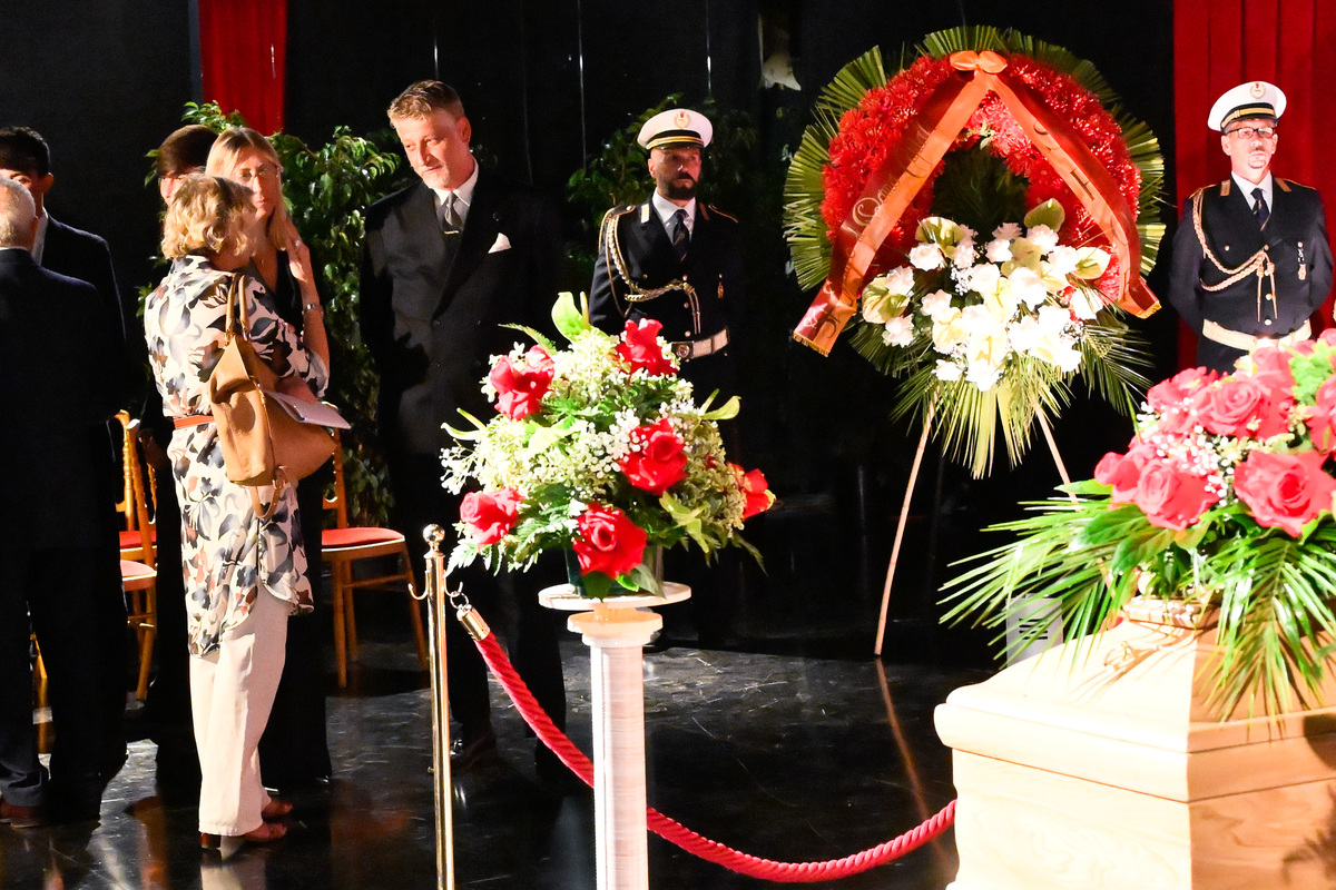 Da Mara Venier a Fiorello, l’ultimo saluto a Pippo Baudo. L’ad Rai Rossi: “Stiamo valutando di dedicargli il Teatro delle Vittorie”