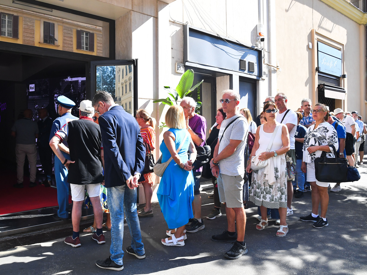 Da Mara Venier a Fiorello, l’ultimo saluto a Pippo Baudo. L’ad Rai Rossi: “Stiamo valutando di dedicargli il Teatro delle Vittorie”