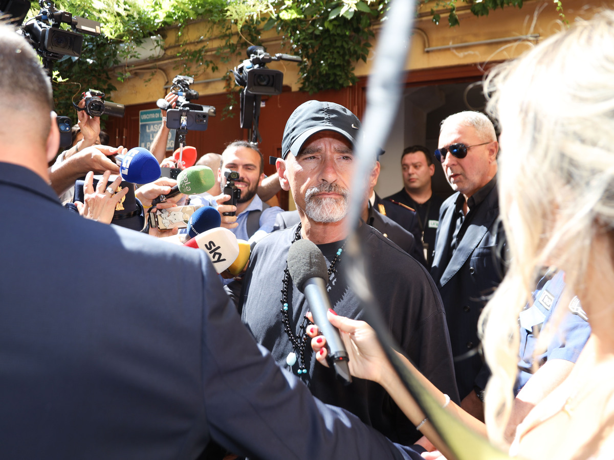 Da Mara Venier a Fiorello, l’ultimo saluto a Pippo Baudo. L’ad Rai Rossi: “Stiamo valutando di dedicargli il Teatro delle Vittorie”