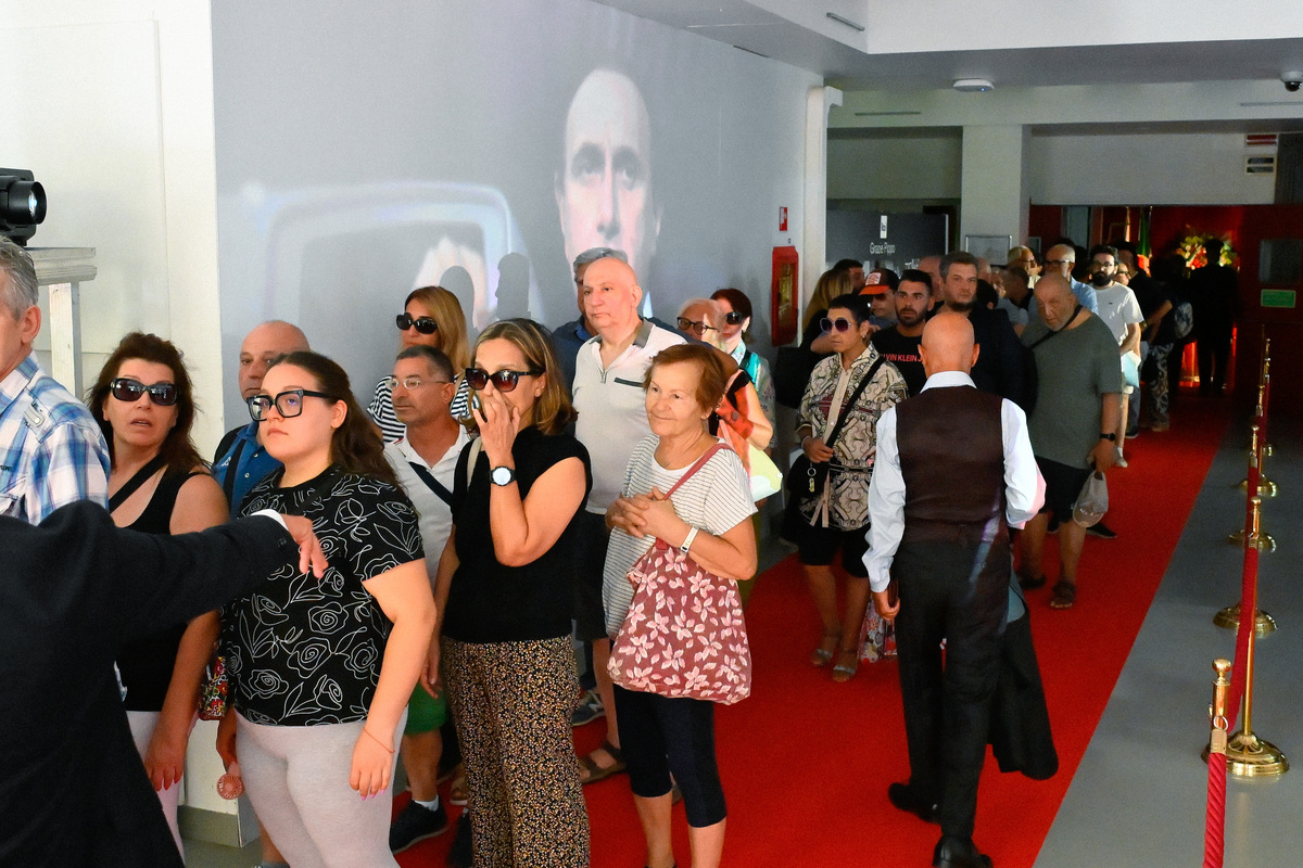 Da Mara Venier a Fiorello, l’ultimo saluto a Pippo Baudo. L’ad Rai Rossi: “Stiamo valutando di dedicargli il Teatro delle Vittorie”