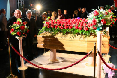 Da Mara Venier a Fiorello, l’ultimo saluto a Pippo Baudo. L’ad Rai Rossi: “Stiamo valutando di dedicargli il Teatro delle Vittorie”