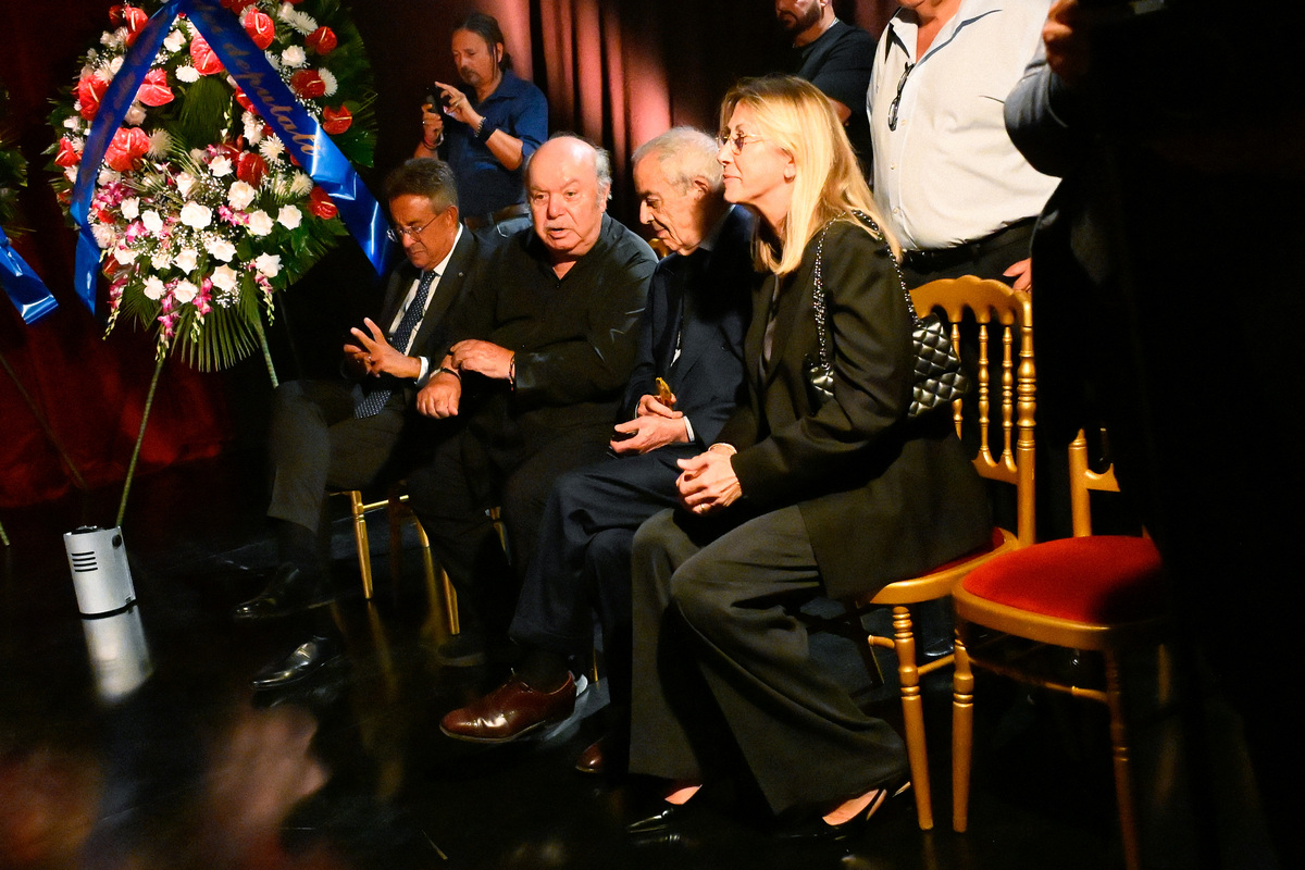 Da Mara Venier a Fiorello, l’ultimo saluto a Pippo Baudo. L’ad Rai Rossi: “Stiamo valutando di dedicargli il Teatro delle Vittorie”