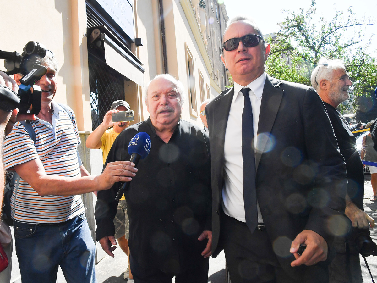 Da Mara Venier a Fiorello, l’ultimo saluto a Pippo Baudo. L’ad Rai Rossi: “Stiamo valutando di dedicargli il Teatro delle Vittorie”