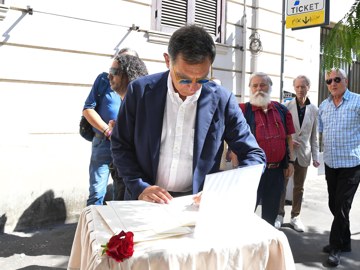 Da Mara Venier a Fiorello, l’ultimo saluto a Pippo Baudo. L’ad Rai Rossi: “Stiamo valutando di dedicargli il Teatro delle Vittorie”