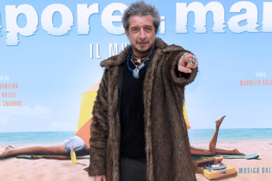 Paolo Ruffini in ritardo per il volo e Ryanair decide di aspettarlo: sui social scoppia la bufera. VIDEO