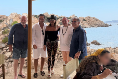 Ignazio La Russa e Daniela Santanchè in tenuta da vacanza in Sardegna tra pesce crudo e vino bianco – FOTO