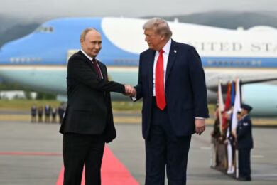 Vertice in Alaska, Putin trema accanto a Trump: il filmato dello strano movimento delle gambe