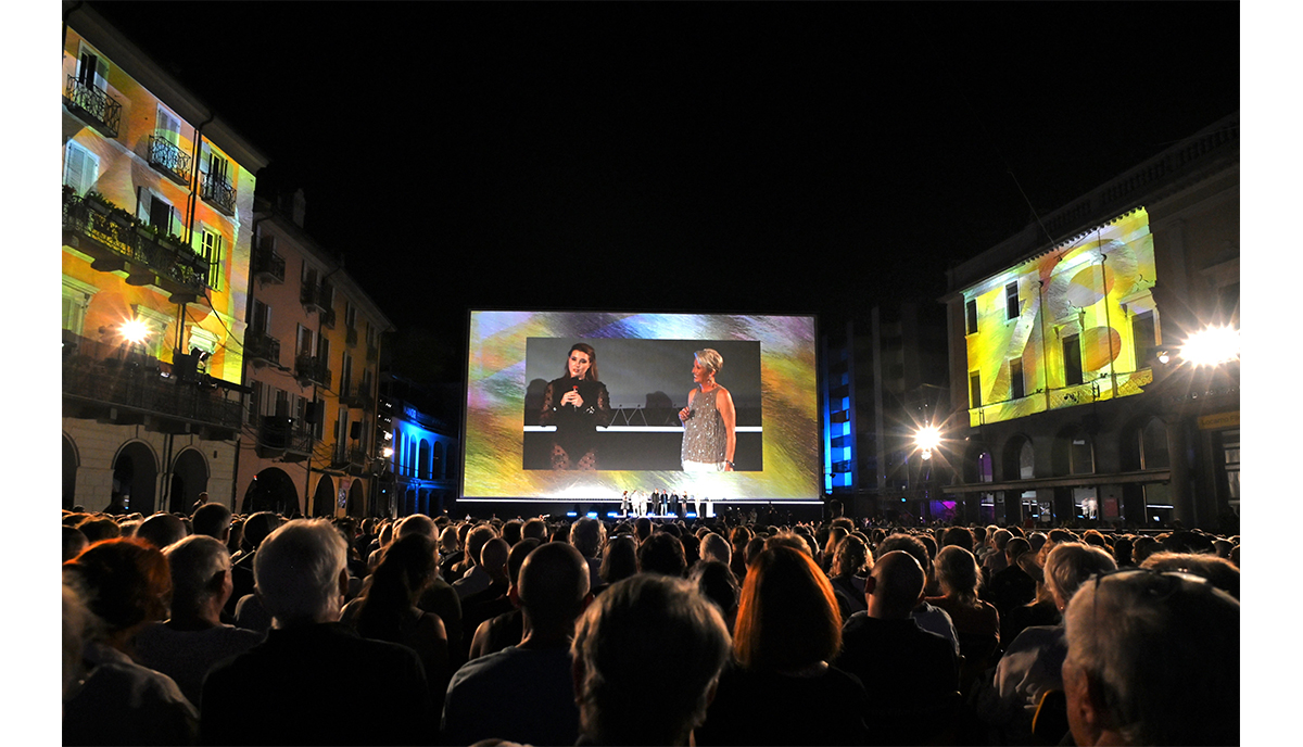 Emma Thompson riceve un reale Leopard Club Award al Locarno78 Emma Thompson riceve un reale Leopard Club Award al Locarno78