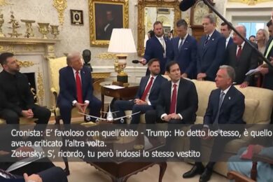 Giornalista a Zelensky: “E’ favoloso con quel vestito non lo cambia mai”, la replica: “Anche lei uguale”