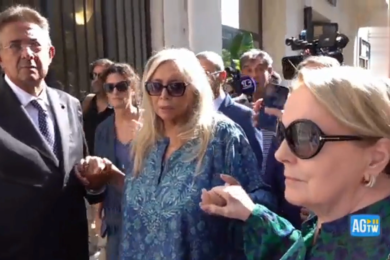 Pippo Baudo, Ricciarelli e Venier commosse alla camera ardente con la figlia Tiziana