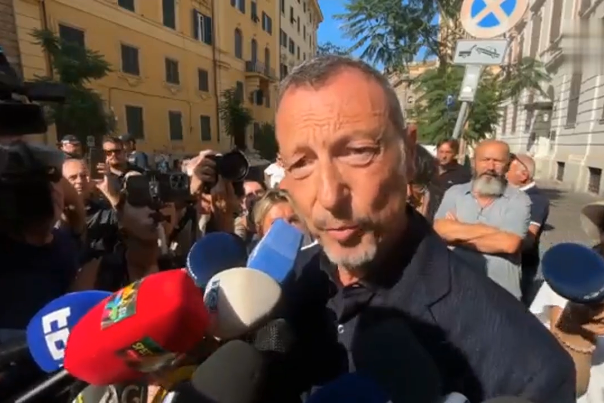 Pippo Baudo, Amadeus commosso alla camera ardente: “Irripetibile, ha fatto la televisione italiana” Pippo Baudo, Amadeus commosso alla camera ardente: “Irripetibile, ha fatto la televisione italiana”