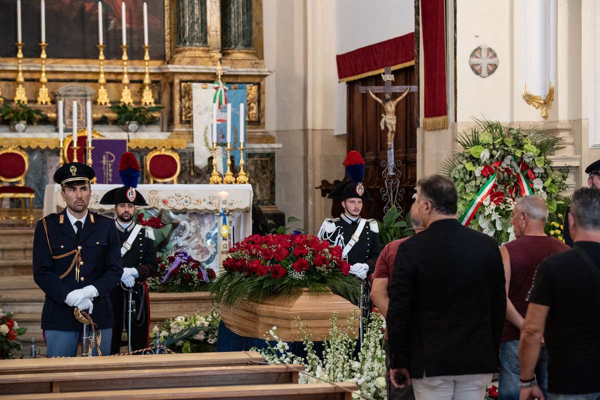 A Militello i funerali di Pippo Baudo, il vescovo: “Ora splende come una stella”. Folla in piazza per l’ultimo saluto A Militello i funerali di Pippo Baudo, il vescovo: “Ora splende come una stella”. Folla in piazza per l’ultimo saluto