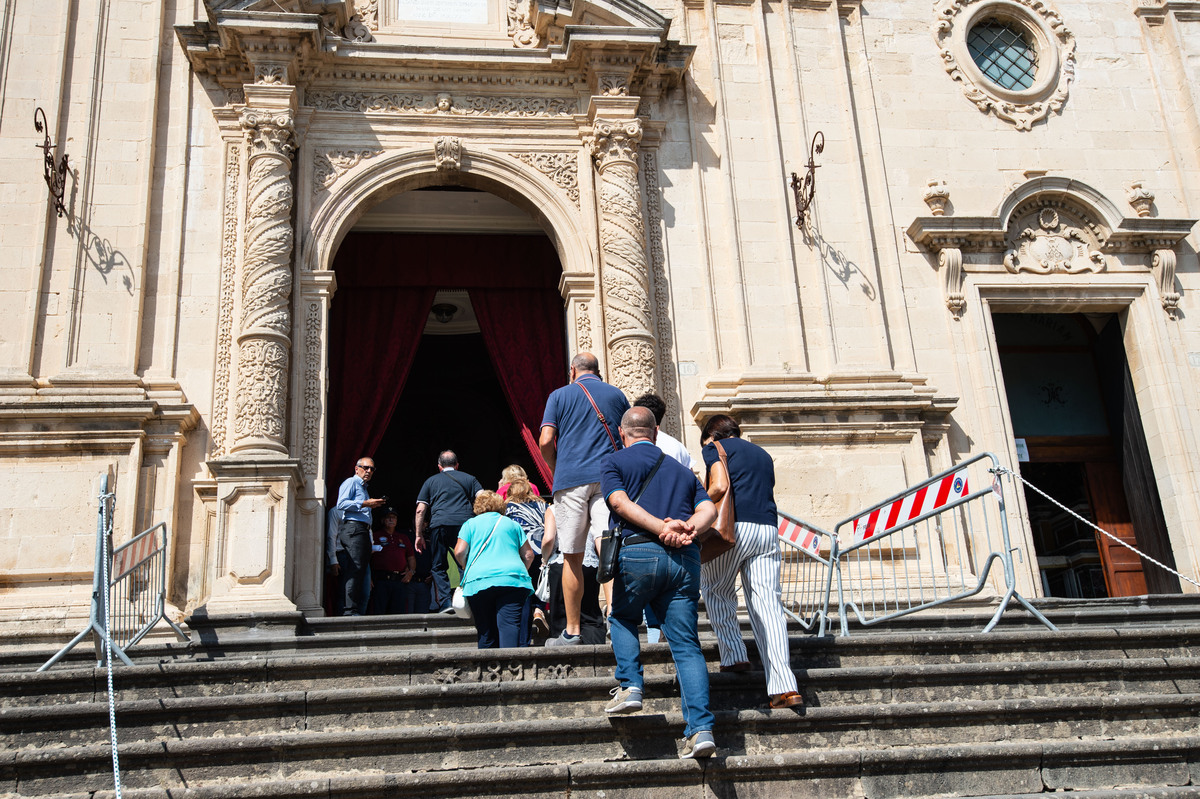 A Militello i funerali di Pippo Baudo, il vescovo: “Ora splende come una stella”. Folla in piazza per l’ultimo saluto A Militello i funerali di Pippo Baudo, il vescovo: “Ora splende come una stella”. Folla in piazza per l’ultimo saluto