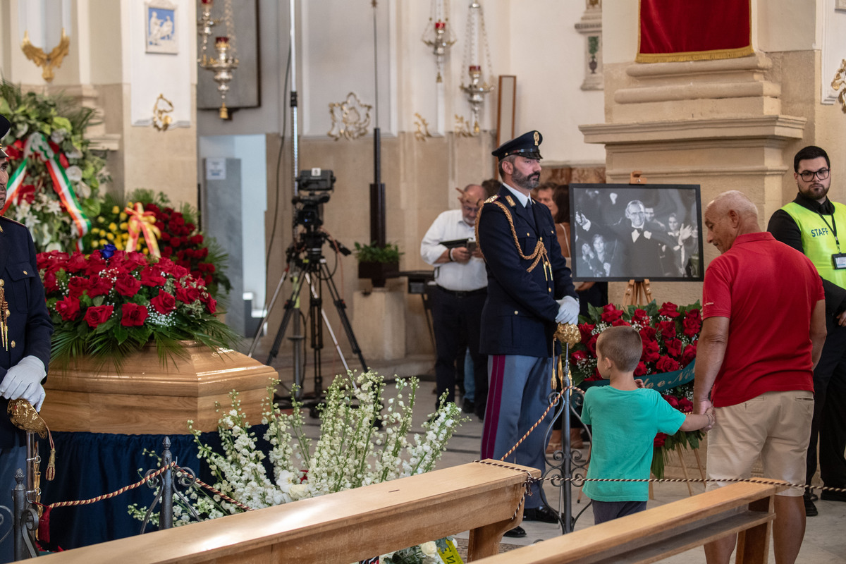 A Militello i funerali di Pippo Baudo, il vescovo: “Ora splende come una stella”. Folla in piazza per l’ultimo saluto A Militello i funerali di Pippo Baudo, il vescovo: “Ora splende come una stella”. Folla in piazza per l’ultimo saluto