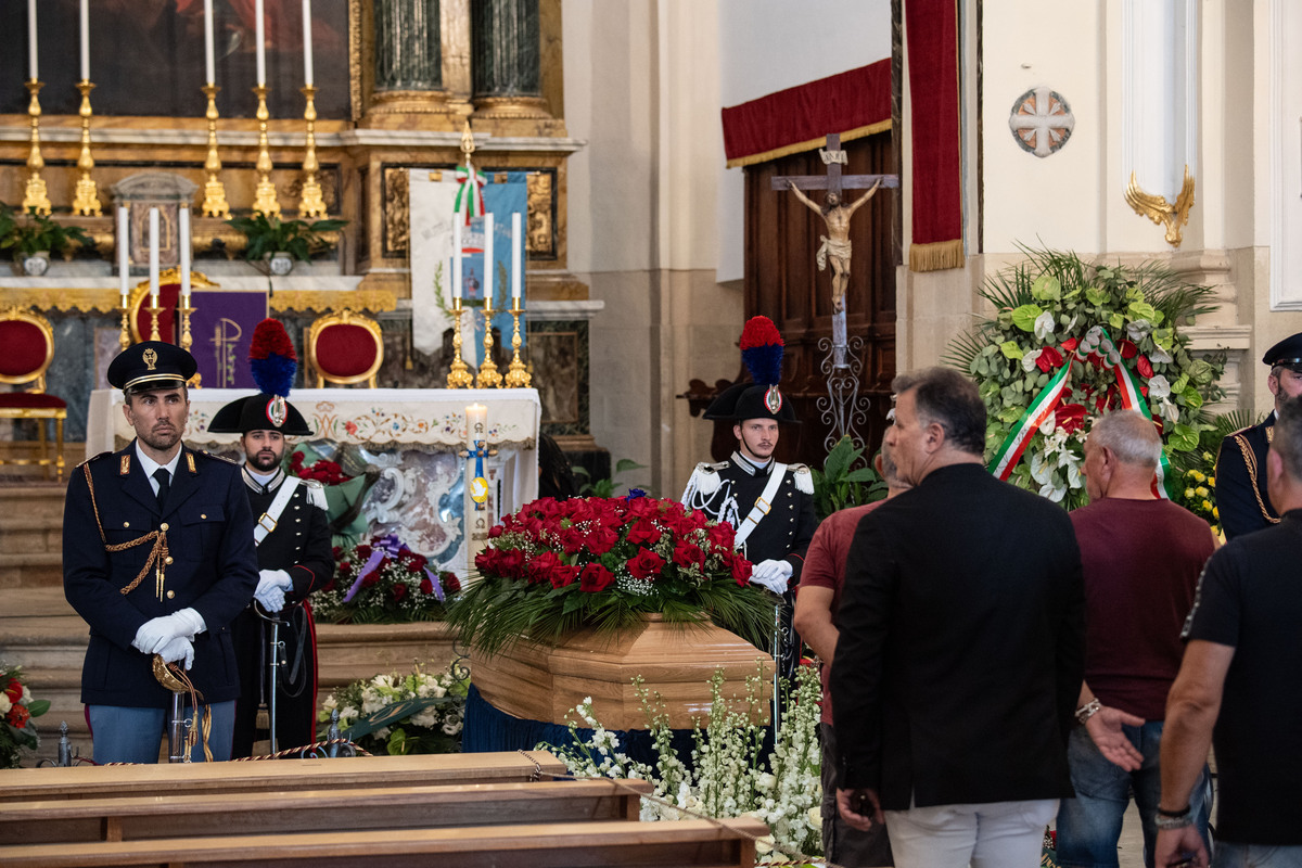 A Militello i funerali di Pippo Baudo, il vescovo: “Ora splende come una stella”. Folla in piazza per l’ultimo saluto A Militello i funerali di Pippo Baudo, il vescovo: “Ora splende come una stella”. Folla in piazza per l’ultimo saluto
