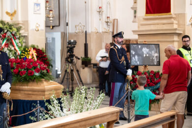 A Militello i funerali di Pippo Baudo, il vescovo: “Ora splende come una stella”. Folla in piazza per l’ultimo saluto