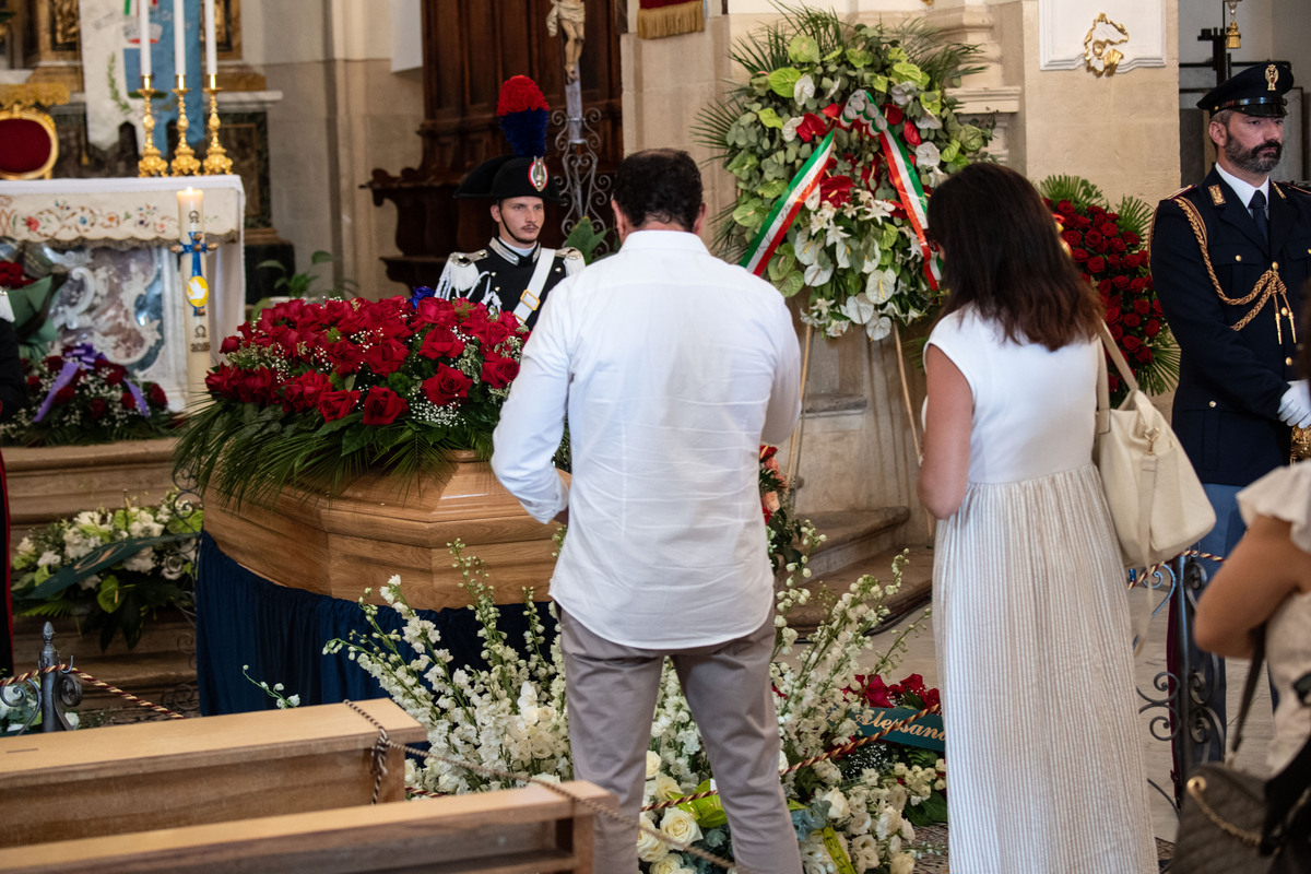 A Militello i funerali di Pippo Baudo, il vescovo: “Ora splende come una stella”. Folla in piazza per l’ultimo saluto A Militello i funerali di Pippo Baudo, il vescovo: “Ora splende come una stella”. Folla in piazza per l’ultimo saluto