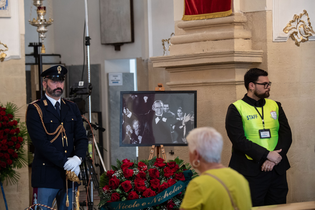 A Militello i funerali di Pippo Baudo, il vescovo: “Ora splende come una stella”. Folla in piazza per l’ultimo saluto A Militello i funerali di Pippo Baudo, il vescovo: “Ora splende come una stella”. Folla in piazza per l’ultimo saluto