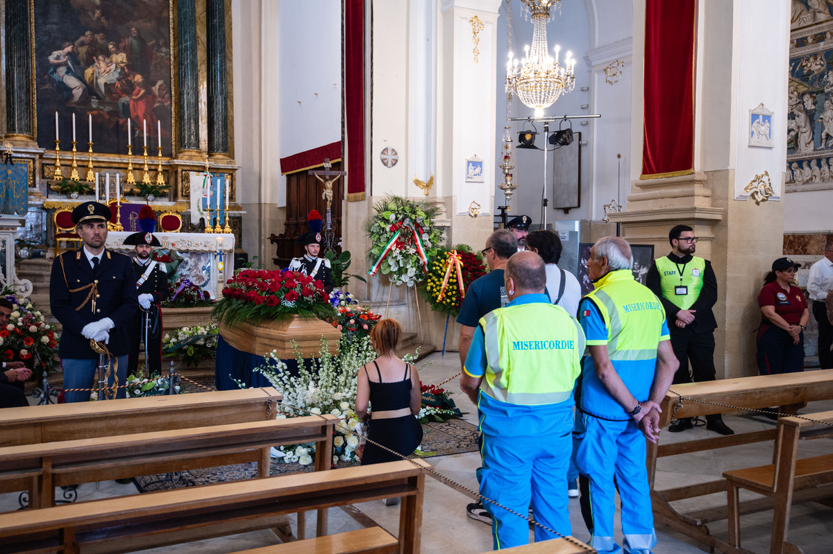 A Militello i funerali di Pippo Baudo, il vescovo: “Ora splende come una stella”. Folla in piazza per l’ultimo saluto A Militello i funerali di Pippo Baudo, il vescovo: “Ora splende come una stella”. Folla in piazza per l’ultimo saluto