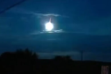 Giappone, spettacolare meteorite illumina il cielo di Kyushu: la fireball visibile fino a Fukuoka