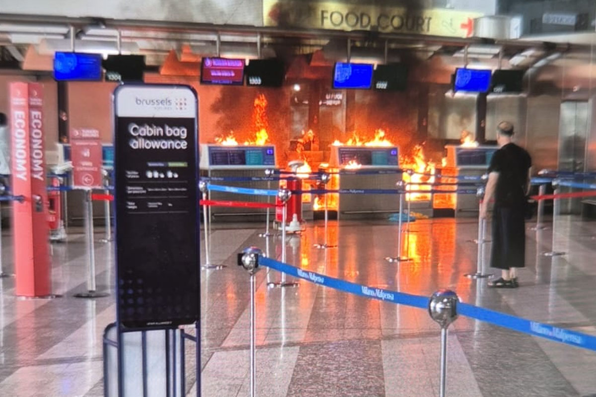 Malpensa, momenti di panico: 26enne appicca il fuoco vicino al check in e prende a martellate i desk Malpensa, momenti di panico: 26enne appicca il fuoco vicino al check in e prende a martellate i desk