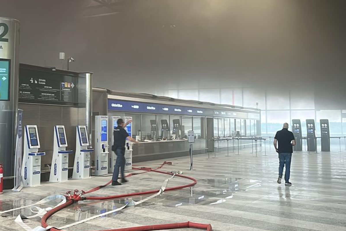 Malpensa, momenti di panico: 26enne appicca il fuoco vicino al check in e prende a martellate i desk Malpensa, momenti di panico: 26enne appicca il fuoco vicino al check in e prende a martellate i desk