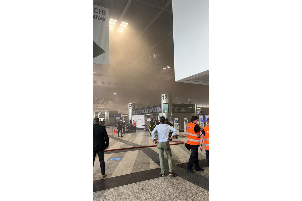 Malpensa, momenti di panico: 26enne appicca il fuoco vicino al check in e prende a martellate i desk Malpensa, momenti di panico: 26enne appicca il fuoco vicino al check in e prende a martellate i desk