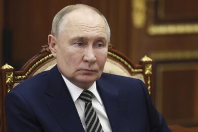Russia, la guerra in Ucraina costa troppo: spesa militare record, inflazione alle stelle. Per Putin la pace potrebbe valere più del conflitto