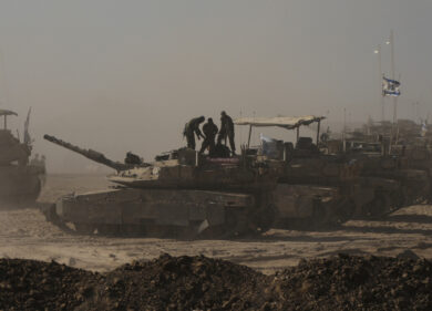 Israele, Katz: “Distruggeremo Gaza City se Hamas non rilascia gli ostaggi”. Onu: “Carestia nella Striscia, a rischio 132mila bimbi”