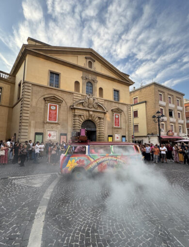 Dopo la colorata e trasgressiva “L’italiana in Algeri”, il Rossini Opera Festival si avvia alla conclusione