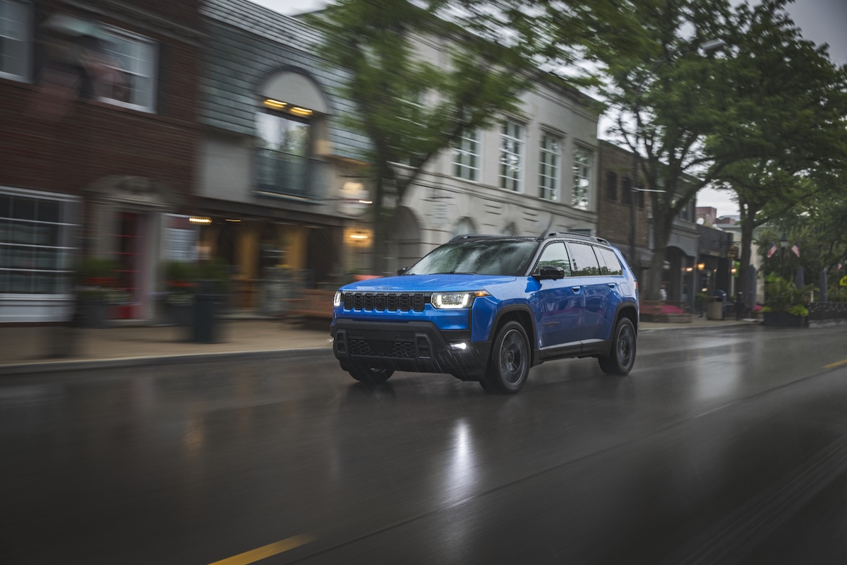 Jeep Cherokee 2026 debutta a Brooklyn con stile, tecnologia e ibrido turbo Jeep Cherokee 2026 debutta a Brooklyn con stile, tecnologia e ibrido turbo