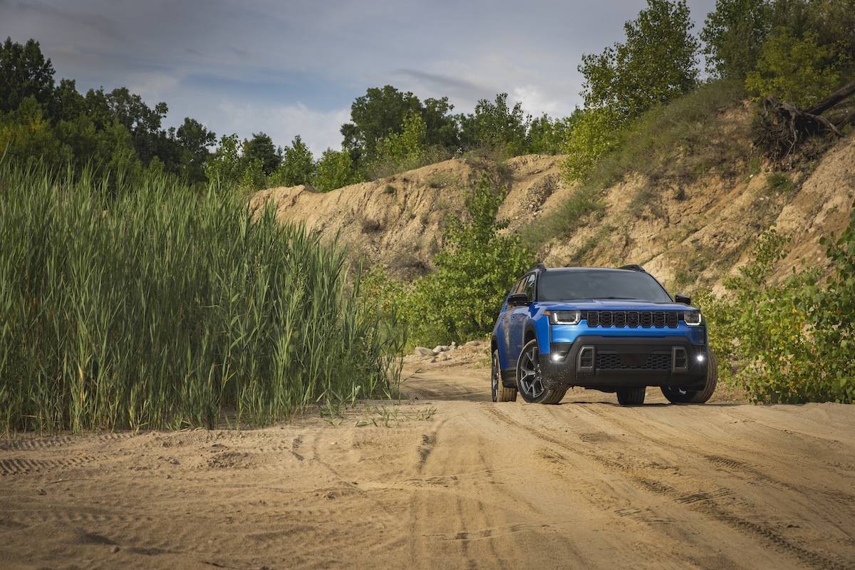 Jeep Cherokee 2026 debutta a Brooklyn con stile, tecnologia e ibrido turbo Jeep Cherokee 2026 debutta a Brooklyn con stile, tecnologia e ibrido turbo