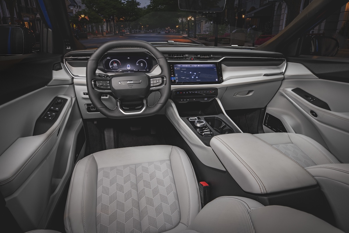Jeep Cherokee 2026 debutta a Brooklyn con stile, tecnologia e ibrido turbo Jeep Cherokee 2026 debutta a Brooklyn con stile, tecnologia e ibrido turbo