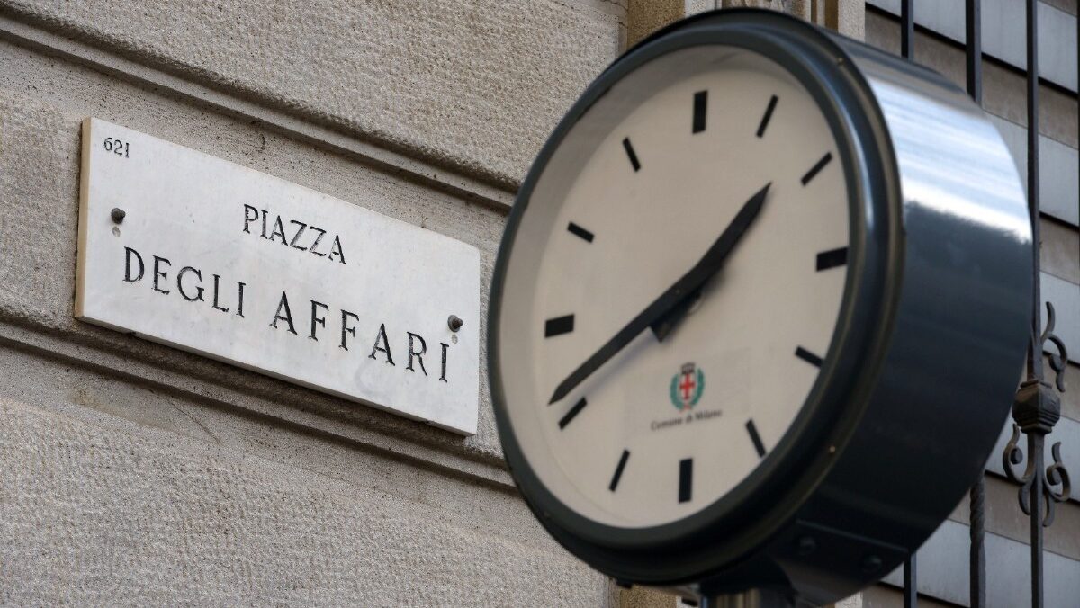 Borsa, Milano in rialzo. Ma lo spread sale vertiginosamente, toccati i 126 punti Borsa, Milano in rialzo. Ma lo spread sale vertiginosamente, toccati i 126 punti