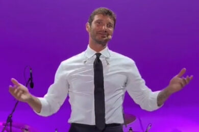 Stefano De Martino commosso per la dedica di Dora: “Ho 80 anni ma sei la mia vita”