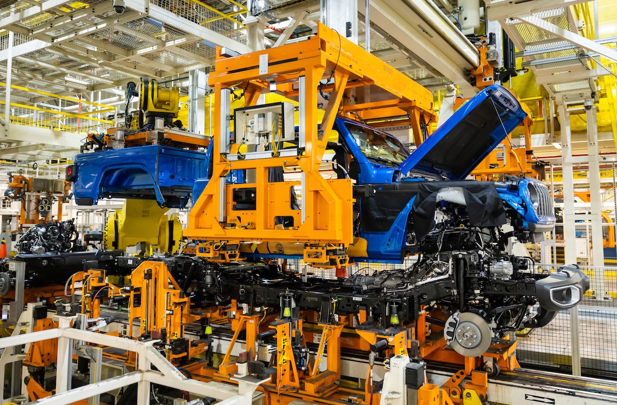 Stop agli incentivi EV di Trump, Stellantis frena la produzione USA Stop agli incentivi EV di Trump, Stellantis frena la produzione USA