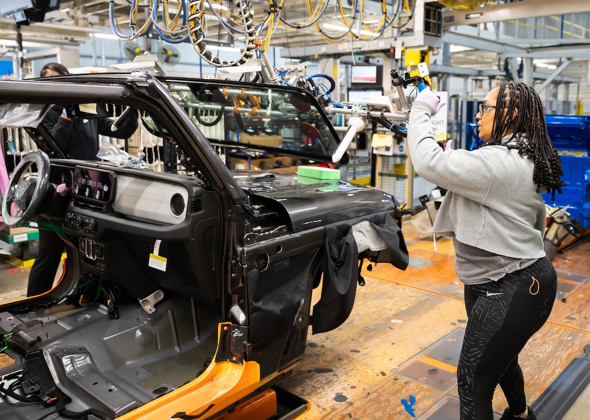 Stop agli incentivi EV di Trump, Stellantis frena la produzione USA Stop agli incentivi EV di Trump, Stellantis frena la produzione USA