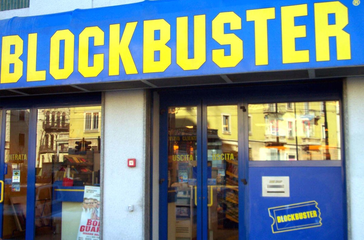 Brand o brand…elli / Blockbuster, da re delle VHS al fallimento: la storia del gigante che disse no a Netflix e fu ucciso dallo streaming Brand o brand…elli / Blockbuster, da re delle VHS al fallimento: la storia del gigante che disse no a Netflix e fu ucciso dallo streaming