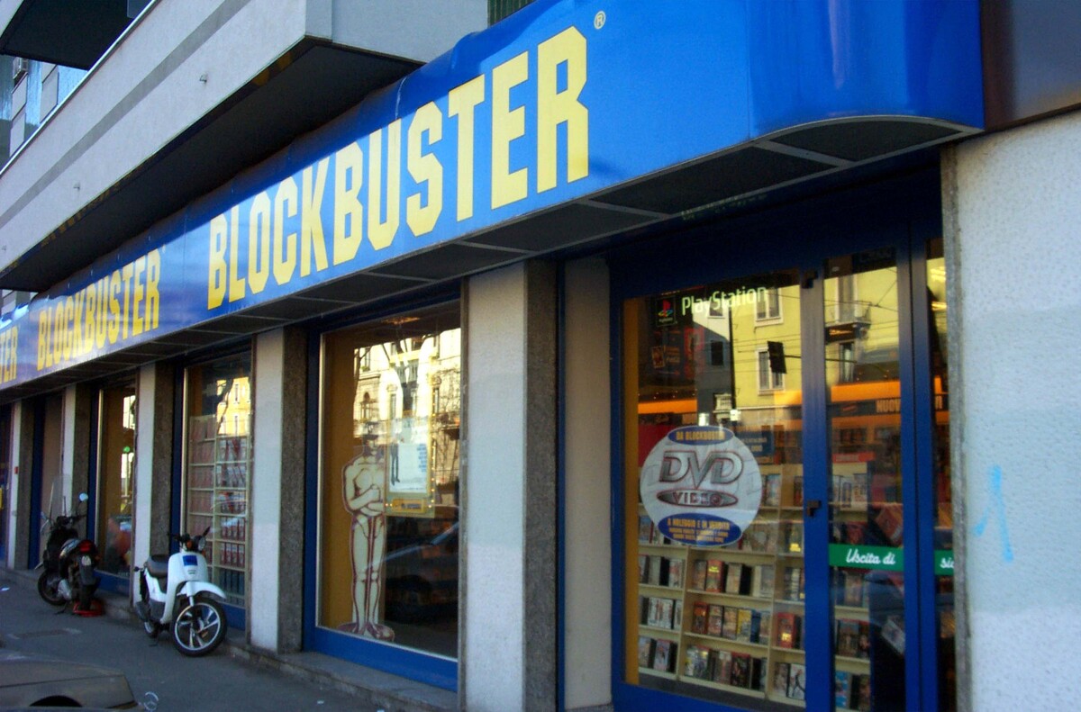 Brand o brand…elli / Blockbuster, da re delle VHS al fallimento: la storia del gigante che disse no a Netflix e fu ucciso dallo streaming Brand o brand…elli / Blockbuster, da re delle VHS al fallimento: la storia del gigante che disse no a Netflix e fu ucciso dallo streaming