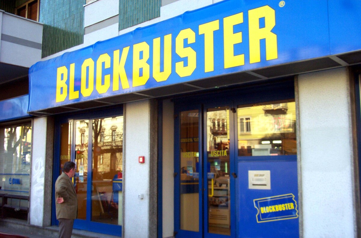 Brand o brand…elli / Blockbuster, da re delle VHS al fallimento: la storia del gigante che disse no a Netflix e fu ucciso dallo streaming Brand o brand…elli / Blockbuster, da re delle VHS al fallimento: la storia del gigante che disse no a Netflix e fu ucciso dallo streaming