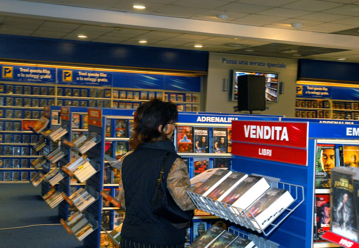 Brand o brand…elli / Blockbuster, da re delle VHS al fallimento: la storia del gigante che disse no a Netflix e fu ucciso dallo streaming Brand o brand…elli / Blockbuster, da re delle VHS al fallimento: la storia del gigante che disse no a Netflix e fu ucciso dallo streaming