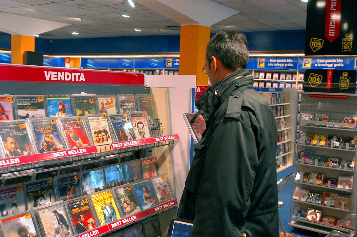 Brand o brand…elli / Blockbuster, da re delle VHS al fallimento: la storia del gigante che disse no a Netflix e fu ucciso dallo streaming Brand o brand…elli / Blockbuster, da re delle VHS al fallimento: la storia del gigante che disse no a Netflix e fu ucciso dallo streaming