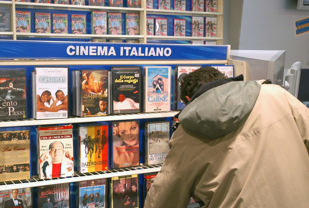 Brand o brand…elli / Blockbuster, da re delle VHS al fallimento: la storia del gigante che disse no a Netflix e fu ucciso dallo streaming Brand o brand…elli / Blockbuster, da re delle VHS al fallimento: la storia del gigante che disse no a Netflix e fu ucciso dallo streaming