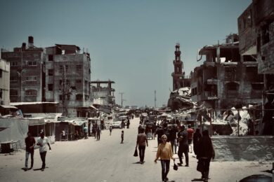 Gaza, Israele manda gli influencer nella Striscia: “Terra piena di cibo, Hamas e Onu non distribuiscono gli aiuti”