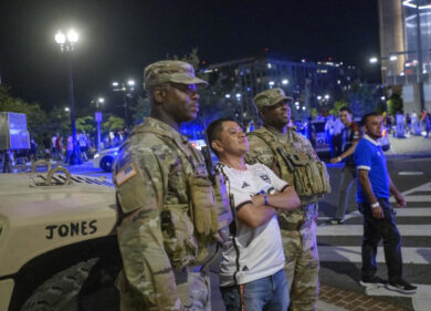 Washington e Chicago, arrivano le armi: Trump si prepara a blindare le grandi città