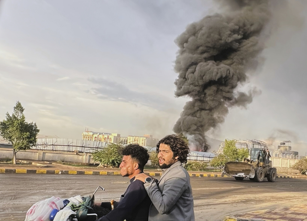 Idf, pioggia di raid sull’ospedale Nasser: 20 morti tra cui 5 giornalisti. Reuters: “Il nostro cameraman colpito mentre riprendeva l’attacco” Idf, pioggia di raid sull’ospedale Nasser: 20 morti tra cui 5 giornalisti. Reuters: “Il nostro cameraman colpito mentre riprendeva l’attacco”