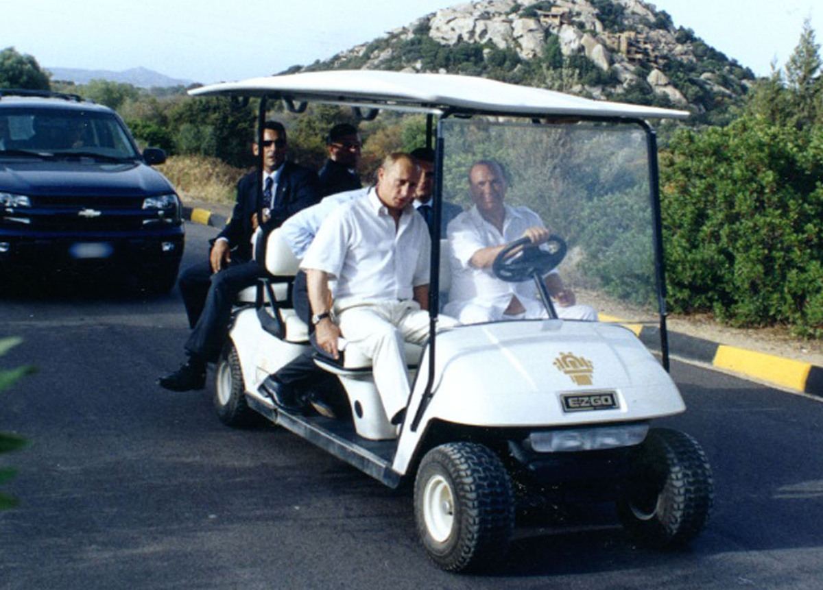 Villa Certosa, dal premier ceco nudo al vulcano che bruciò l’orlo di Putin: i momenti iconici del “nido” di Silvio Berlusconi