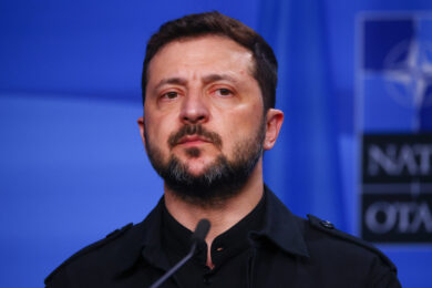 Zelensky: “Non mi serve il permesso di Trump per colpire la Russia”. Lavrov: “Niente faccia a faccia con Putin”